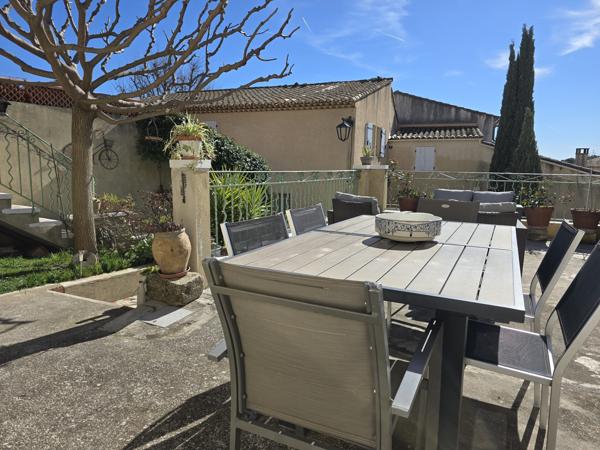 Maison avec appartement indépendant, garage et terrasses, vue Alpilles