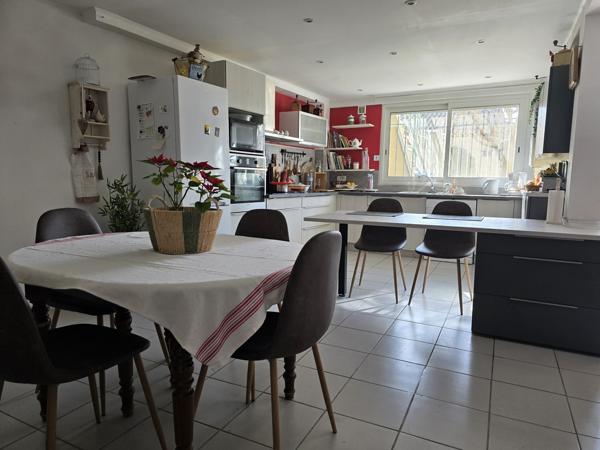 Maison avec appartement indépendant, garage et terrasses, vue Alpilles