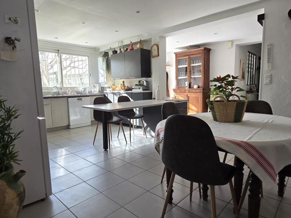 Maison avec appartement indépendant, garage et terrasses, vue Alpilles