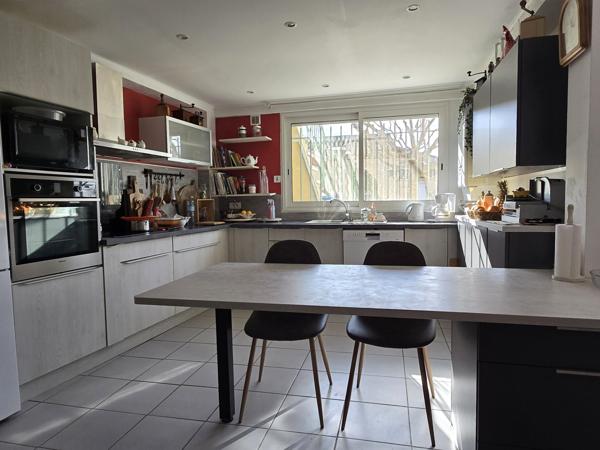 Maison avec appartement indépendant, garage et terrasses, vue Alpilles