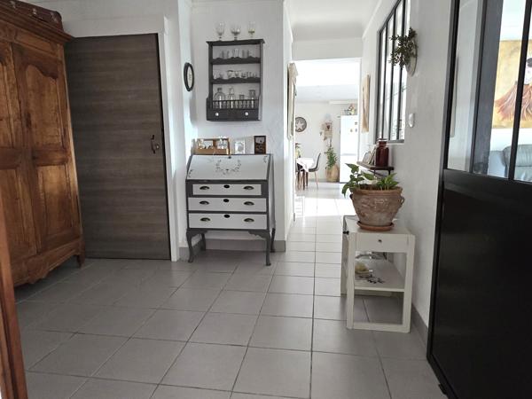 Maison avec appartement indépendant, garage et terrasses, vue Alpilles