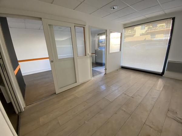 À louer ! Local professionnel / commercial avec vitrine sur rue à PARAY-LE-MONIAL