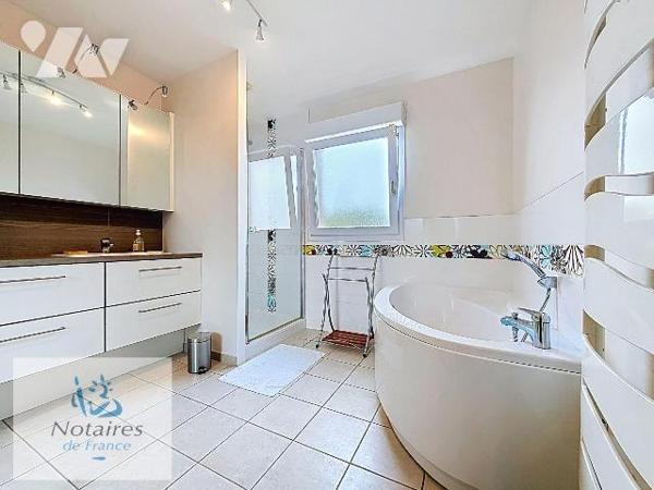 EN EXCLUSIVITE CHEZ VOTRE NOTAIRE 

A VENDRE - MAISON INDIVIDUELLE  EN SEMI PLAIN PIED - 3 CH...