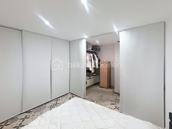 Située au cœur d’Estagel, à proximité immédiate des commerces, des écoles et des commodités, cette maison de village répartie sur trois niveaux offre un potentiel particulièrement intéressant.

Le rez-de-chaussée accueille un studio d’environ 35 m², pouvant convenir à un projet locatif, à l’exercice d’une activité professionnelle ou à la création d’un espace indépendant.

Les premier et deuxième étages composent un second logement lumineux comprenant :

un vaste séjour de 37 m² avec cuisine neuve ; deux chambres confortables, dont une avec dressing ; une spacieuse salle d’eau avec espace buanderie. 

Le bien bénéficie de nombreux travaux récents : isolation, électricité, menuiseries en double vitrage, volets roulants électriques et climatisation réversible à chaque niveau. Un compteur divisionnaire EDF est également installé.

Quelques finitions restent à prévoir afin de personnaliser les espaces et de finaliser l’aménagement. Le grenier présente, lui aussi, un beau potentiel, avec la possibilité d’y créer une terrasse, sous réserve des autorisations nécessaires.

Cette maison polyvalente pourra répondre à différents projets : résidence principale, investissement locatif ou habitation familiale avec deux espaces distincts.

Le bien ne dispose ni de garage ni d’espace extérieur.

Une opportunité à découvrir au cœur d’Estagel.