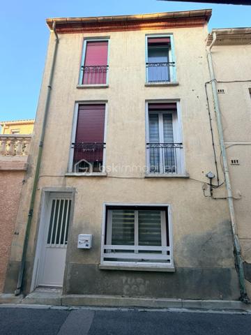 Située au cœur d’Estagel, à proximité immédiate des commerces, des écoles et des commodités, cette maison de village répartie sur trois niveaux offre un potentiel particulièrement intéressant.

Le rez-de-chaussée accueille un studio d’environ 35 m², pouvant convenir à un projet locatif, à l’exercice d’une activité professionnelle ou à la création d’un espace indépendant.

Les premier et deuxième étages composent un second logement lumineux comprenant :

un vaste séjour de 37 m² avec cuisine neuve ; deux chambres confortables, dont une avec dressing ; une spacieuse salle d’eau avec espace buanderie. 

Le bien bénéficie de nombreux travaux récents : isolation, électricité, menuiseries en double vitrage, volets roulants électriques et climatisation réversible à chaque niveau. Un compteur divisionnaire EDF est également installé.

Quelques finitions restent à prévoir afin de personnaliser les espaces et de finaliser l’aménagement. Le grenier présente, lui aussi, un beau potentiel, avec la possibilité d’y créer une terrasse, sous réserve des autorisations nécessaires.

Cette maison polyvalente pourra répondre à différents projets : résidence principale, investissement locatif ou habitation familiale avec deux espaces distincts.

Le bien ne dispose ni de garage ni d’espace extérieur.

Une opportunité à découvrir au cœur d’Estagel.