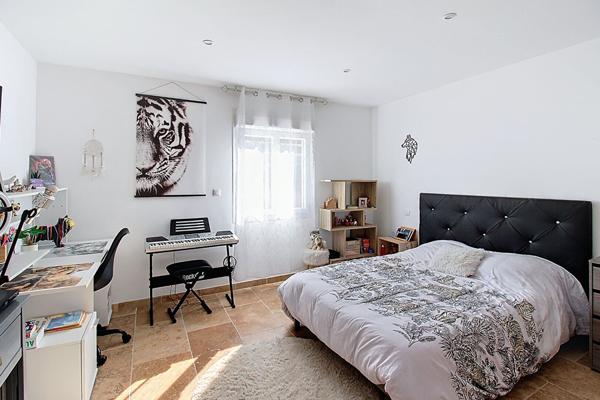 A VENDRE EN EXCLUSIVITÉ ! DRAGUIGNAN MAISON 4 CHAMBRES avec GARAGE sur terrain CLOS d'un hectare