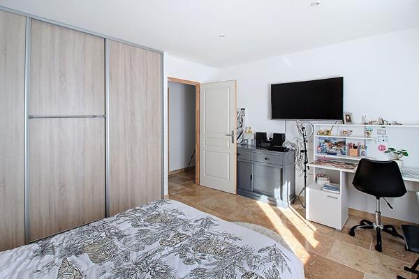 A VENDRE EN EXCLUSIVITÉ ! DRAGUIGNAN MAISON 4 CHAMBRES avec GARAGE sur terrain CLOS d'un hectare