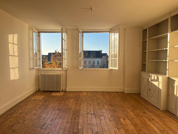 AU COEUR DU CENTRE-VILLE, MAISON DE VILLE IDEALE POUR FAMILLE