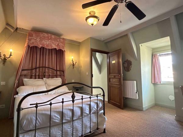 Appartement - Sarlat-la-caneda Sous les toits du centre historique — Studio de charme (26 m²) parfait pied-à-terre ou un investissement locatif au cœur de la ville.