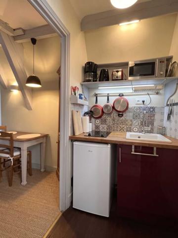 Appartement - Sarlat-la-caneda Sous les toits du centre historique — Studio de charme (26 m²) parfait pied-à-terre ou un investissement locatif au cœur de la ville.