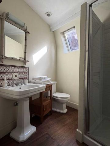 Appartement - Sarlat-la-caneda Sous les toits du centre historique — Studio de charme (26 m²) parfait pied-à-terre ou un investissement locatif au cœur de la ville.