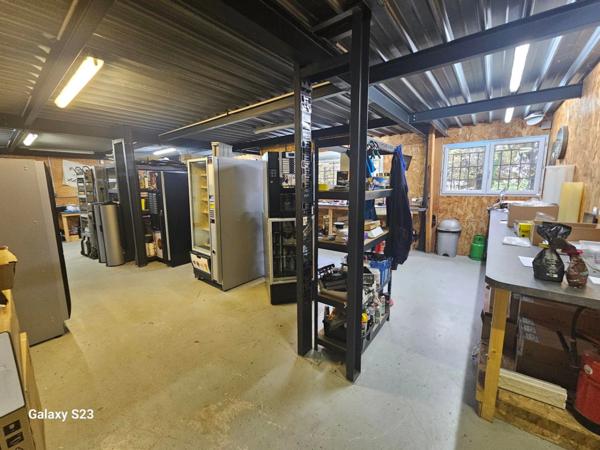 Immense loft/local d'activité à EYSINES de 441m² avec maison contemporaine de 9 pièces