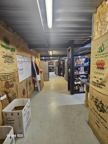 Immense loft/local d'activité à EYSINES de 441m² avec maison contemporaine de 9 pièces