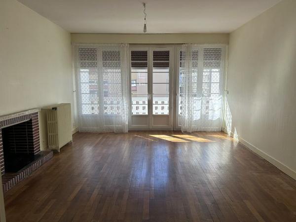 LISIEUX centre-ville, F3 au 2ème étage avec ascenseur, balcon et cave , Lisieux