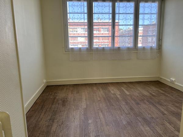 LISIEUX centre-ville, F3 au 2ème étage avec ascenseur, balcon et cave , Lisieux
