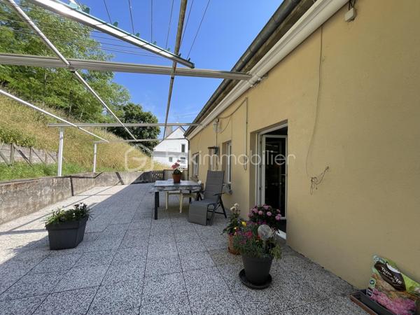 À découvrir dans le quartier très apprécié de Welferding à Sarreguemines, cet ensemble immobilier de caractère offre un fort potentiel pour une famille, un investisseur ou un professionnel souhaitant allier habitation et activité.

Édifié sur un terrain de 32 ares, ce bien développe environ 275 m² habitables ainsi que de vastes espaces de stockage et de stationnement.

Des volumes généreux.
Rez-de-chaussée :
• Trois garages pour une superficie totale d’environ 130 m²
• Un garage supplémentaire d’environ 60 m², situé sous la terrasse
Ces espaces sont parfaitement adaptés à une activité artisanale, du stockage, un atelier ou peuvent être repensés dans le cadre d’un projet immobilier.
Premier étage :
• Appartement lumineux d’environ 155 m²
• Belle terrasse de 60 m², idéale pour profiter des beaux jours
Combles aménagés :
• Appartement d’environ 120 m², offrant de nombreuses possibilités d’aménagement.

Caractéristiques
• Chauffage au gaz
• Fosse septique
• Grande terrasse de 60 m²
• Nombreuses places de stationnement grâce aux garages

Un bien aux multiples possibilités
Cette propriété conviendra parfaitement pour :
• une grande résidence familiale,
• un projet de division en plusieurs appartements destinés à la location,
• une activité professionnelle ou artisanale avec bureaux et stockage,
• un investissement patrimonial à fort potentiel.

Travaux à prévoir
Des travaux de rénovation sont à envisager :
• mise aux normes de l’installation électrique,
• amélioration de l’isolation thermique,
• rafraîchissement général des pièces.

Le terrain de 32 ares, principalement en pente, offre un environnement agréable mais reste peu exploitable.

Une opportunité rare sur le secteur. Contactez-moi pour plus de renseignements ou pour organiser une visite