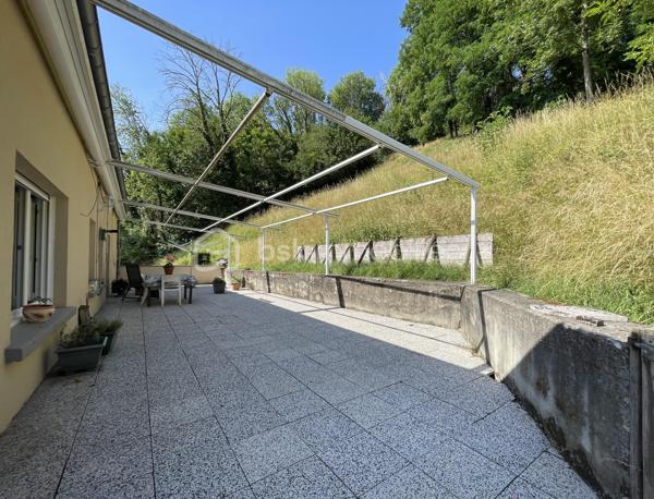 À découvrir dans le quartier très apprécié de Welferding à Sarreguemines, cet ensemble immobilier de caractère offre un fort potentiel pour une famille, un investisseur ou un professionnel souhaitant allier habitation et activité.

Édifié sur un terrain de 32 ares, ce bien développe environ 275 m² habitables ainsi que de vastes espaces de stockage et de stationnement.

Des volumes généreux.
Rez-de-chaussée :
• Trois garages pour une superficie totale d’environ 130 m²
• Un garage supplémentaire d’environ 60 m², situé sous la terrasse
Ces espaces sont parfaitement adaptés à une activité artisanale, du stockage, un atelier ou peuvent être repensés dans le cadre d’un projet immobilier.
Premier étage :
• Appartement lumineux d’environ 155 m²
• Belle terrasse de 60 m², idéale pour profiter des beaux jours
Combles aménagés :
• Appartement d’environ 120 m², offrant de nombreuses possibilités d’aménagement.

Caractéristiques
• Chauffage au gaz
• Fosse septique
• Grande terrasse de 60 m²
• Nombreuses places de stationnement grâce aux garages

Un bien aux multiples possibilités
Cette propriété conviendra parfaitement pour :
• une grande résidence familiale,
• un projet de division en plusieurs appartements destinés à la location,
• une activité professionnelle ou artisanale avec bureaux et stockage,
• un investissement patrimonial à fort potentiel.

Travaux à prévoir
Des travaux de rénovation sont à envisager :
• mise aux normes de l’installation électrique,
• amélioration de l’isolation thermique,
• rafraîchissement général des pièces.

Le terrain de 32 ares, principalement en pente, offre un environnement agréable mais reste peu exploitable.

Une opportunité rare sur le secteur. Contactez-moi pour plus de renseignements ou pour organiser une visite