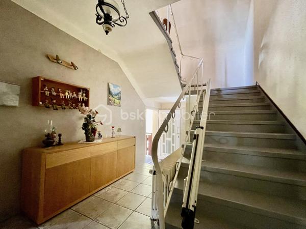 À découvrir dans le quartier très apprécié de Welferding à Sarreguemines, cet ensemble immobilier de caractère offre un fort potentiel pour une famille, un investisseur ou un professionnel souhaitant allier habitation et activité.

Édifié sur un terrain de 32 ares, ce bien développe environ 275 m² habitables ainsi que de vastes espaces de stockage et de stationnement.

Des volumes généreux.
Rez-de-chaussée :
• Trois garages pour une superficie totale d’environ 130 m²
• Un garage supplémentaire d’environ 60 m², situé sous la terrasse
Ces espaces sont parfaitement adaptés à une activité artisanale, du stockage, un atelier ou peuvent être repensés dans le cadre d’un projet immobilier.
Premier étage :
• Appartement lumineux d’environ 155 m²
• Belle terrasse de 60 m², idéale pour profiter des beaux jours
Combles aménagés :
• Appartement d’environ 120 m², offrant de nombreuses possibilités d’aménagement.

Caractéristiques
• Chauffage au gaz
• Fosse septique
• Grande terrasse de 60 m²
• Nombreuses places de stationnement grâce aux garages

Un bien aux multiples possibilités
Cette propriété conviendra parfaitement pour :
• une grande résidence familiale,
• un projet de division en plusieurs appartements destinés à la location,
• une activité professionnelle ou artisanale avec bureaux et stockage,
• un investissement patrimonial à fort potentiel.

Travaux à prévoir
Des travaux de rénovation sont à envisager :
• mise aux normes de l’installation électrique,
• amélioration de l’isolation thermique,
• rafraîchissement général des pièces.

Le terrain de 32 ares, principalement en pente, offre un environnement agréable mais reste peu exploitable.

Une opportunité rare sur le secteur. Contactez-moi pour plus de renseignements ou pour organiser une visite