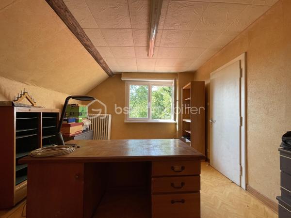 À découvrir dans le quartier très apprécié de Welferding à Sarreguemines, cet ensemble immobilier de caractère offre un fort potentiel pour une famille, un investisseur ou un professionnel souhaitant allier habitation et activité.

Édifié sur un terrain de 32 ares, ce bien développe environ 275 m² habitables ainsi que de vastes espaces de stockage et de stationnement.

Des volumes généreux.
Rez-de-chaussée :
• Trois garages pour une superficie totale d’environ 130 m²
• Un garage supplémentaire d’environ 60 m², situé sous la terrasse
Ces espaces sont parfaitement adaptés à une activité artisanale, du stockage, un atelier ou peuvent être repensés dans le cadre d’un projet immobilier.
Premier étage :
• Appartement lumineux d’environ 155 m²
• Belle terrasse de 60 m², idéale pour profiter des beaux jours
Combles aménagés :
• Appartement d’environ 120 m², offrant de nombreuses possibilités d’aménagement.

Caractéristiques
• Chauffage au gaz
• Fosse septique
• Grande terrasse de 60 m²
• Nombreuses places de stationnement grâce aux garages

Un bien aux multiples possibilités
Cette propriété conviendra parfaitement pour :
• une grande résidence familiale,
• un projet de division en plusieurs appartements destinés à la location,
• une activité professionnelle ou artisanale avec bureaux et stockage,
• un investissement patrimonial à fort potentiel.

Travaux à prévoir
Des travaux de rénovation sont à envisager :
• mise aux normes de l’installation électrique,
• amélioration de l’isolation thermique,
• rafraîchissement général des pièces.

Le terrain de 32 ares, principalement en pente, offre un environnement agréable mais reste peu exploitable.

Une opportunité rare sur le secteur. Contactez-moi pour plus de renseignements ou pour organiser une visite