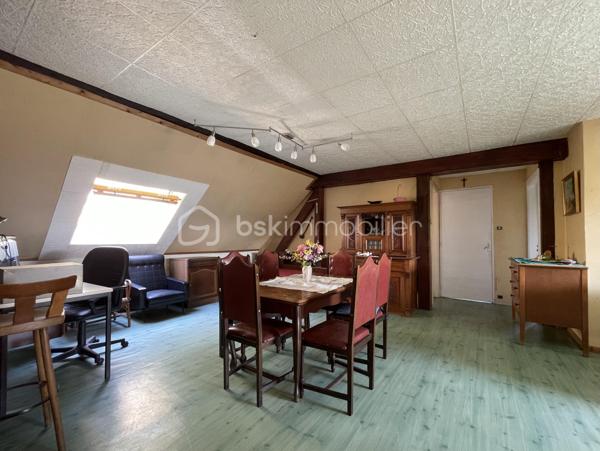 À découvrir dans le quartier très apprécié de Welferding à Sarreguemines, cet ensemble immobilier de caractère offre un fort potentiel pour une famille, un investisseur ou un professionnel souhaitant allier habitation et activité.

Édifié sur un terrain de 32 ares, ce bien développe environ 275 m² habitables ainsi que de vastes espaces de stockage et de stationnement.

Des volumes généreux.
Rez-de-chaussée :
• Trois garages pour une superficie totale d’environ 130 m²
• Un garage supplémentaire d’environ 60 m², situé sous la terrasse
Ces espaces sont parfaitement adaptés à une activité artisanale, du stockage, un atelier ou peuvent être repensés dans le cadre d’un projet immobilier.
Premier étage :
• Appartement lumineux d’environ 155 m²
• Belle terrasse de 60 m², idéale pour profiter des beaux jours
Combles aménagés :
• Appartement d’environ 120 m², offrant de nombreuses possibilités d’aménagement.

Caractéristiques
• Chauffage au gaz
• Fosse septique
• Grande terrasse de 60 m²
• Nombreuses places de stationnement grâce aux garages

Un bien aux multiples possibilités
Cette propriété conviendra parfaitement pour :
• une grande résidence familiale,
• un projet de division en plusieurs appartements destinés à la location,
• une activité professionnelle ou artisanale avec bureaux et stockage,
• un investissement patrimonial à fort potentiel.

Travaux à prévoir
Des travaux de rénovation sont à envisager :
• mise aux normes de l’installation électrique,
• amélioration de l’isolation thermique,
• rafraîchissement général des pièces.

Le terrain de 32 ares, principalement en pente, offre un environnement agréable mais reste peu exploitable.

Une opportunité rare sur le secteur. Contactez-moi pour plus de renseignements ou pour organiser une visite