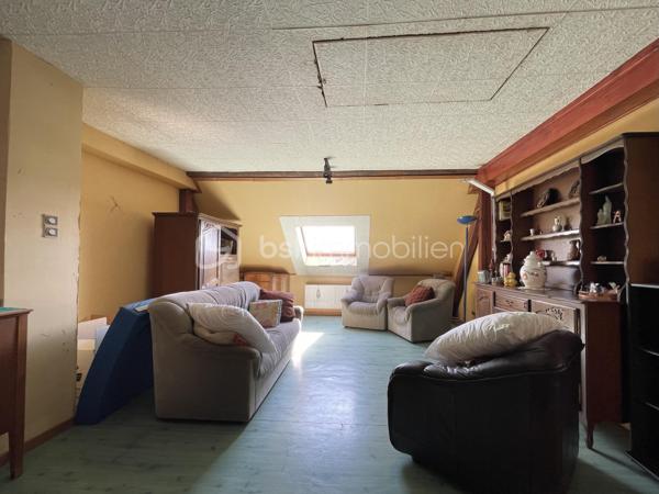 À découvrir dans le quartier très apprécié de Welferding à Sarreguemines, cet ensemble immobilier de caractère offre un fort potentiel pour une famille, un investisseur ou un professionnel souhaitant allier habitation et activité.

Édifié sur un terrain de 32 ares, ce bien développe environ 275 m² habitables ainsi que de vastes espaces de stockage et de stationnement.

Des volumes généreux.
Rez-de-chaussée :
• Trois garages pour une superficie totale d’environ 130 m²
• Un garage supplémentaire d’environ 60 m², situé sous la terrasse
Ces espaces sont parfaitement adaptés à une activité artisanale, du stockage, un atelier ou peuvent être repensés dans le cadre d’un projet immobilier.
Premier étage :
• Appartement lumineux d’environ 155 m²
• Belle terrasse de 60 m², idéale pour profiter des beaux jours
Combles aménagés :
• Appartement d’environ 120 m², offrant de nombreuses possibilités d’aménagement.

Caractéristiques
• Chauffage au gaz
• Fosse septique
• Grande terrasse de 60 m²
• Nombreuses places de stationnement grâce aux garages

Un bien aux multiples possibilités
Cette propriété conviendra parfaitement pour :
• une grande résidence familiale,
• un projet de division en plusieurs appartements destinés à la location,
• une activité professionnelle ou artisanale avec bureaux et stockage,
• un investissement patrimonial à fort potentiel.

Travaux à prévoir
Des travaux de rénovation sont à envisager :
• mise aux normes de l’installation électrique,
• amélioration de l’isolation thermique,
• rafraîchissement général des pièces.

Le terrain de 32 ares, principalement en pente, offre un environnement agréable mais reste peu exploitable.

Une opportunité rare sur le secteur. Contactez-moi pour plus de renseignements ou pour organiser une visite