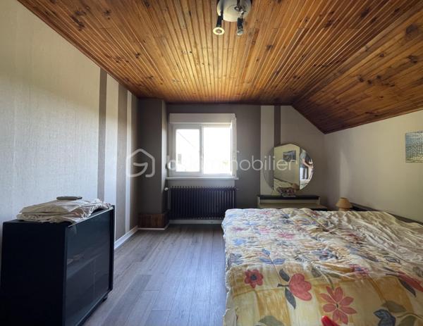 À découvrir dans le quartier très apprécié de Welferding à Sarreguemines, cet ensemble immobilier de caractère offre un fort potentiel pour une famille, un investisseur ou un professionnel souhaitant allier habitation et activité.

Édifié sur un terrain de 32 ares, ce bien développe environ 275 m² habitables ainsi que de vastes espaces de stockage et de stationnement.

Des volumes généreux.
Rez-de-chaussée :
• Trois garages pour une superficie totale d’environ 130 m²
• Un garage supplémentaire d’environ 60 m², situé sous la terrasse
Ces espaces sont parfaitement adaptés à une activité artisanale, du stockage, un atelier ou peuvent être repensés dans le cadre d’un projet immobilier.
Premier étage :
• Appartement lumineux d’environ 155 m²
• Belle terrasse de 60 m², idéale pour profiter des beaux jours
Combles aménagés :
• Appartement d’environ 120 m², offrant de nombreuses possibilités d’aménagement.

Caractéristiques
• Chauffage au gaz
• Fosse septique
• Grande terrasse de 60 m²
• Nombreuses places de stationnement grâce aux garages

Un bien aux multiples possibilités
Cette propriété conviendra parfaitement pour :
• une grande résidence familiale,
• un projet de division en plusieurs appartements destinés à la location,
• une activité professionnelle ou artisanale avec bureaux et stockage,
• un investissement patrimonial à fort potentiel.

Travaux à prévoir
Des travaux de rénovation sont à envisager :
• mise aux normes de l’installation électrique,
• amélioration de l’isolation thermique,
• rafraîchissement général des pièces.

Le terrain de 32 ares, principalement en pente, offre un environnement agréable mais reste peu exploitable.

Une opportunité rare sur le secteur. Contactez-moi pour plus de renseignements ou pour organiser une visite