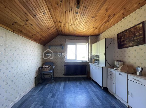 À découvrir dans le quartier très apprécié de Welferding à Sarreguemines, cet ensemble immobilier de caractère offre un fort potentiel pour une famille, un investisseur ou un professionnel souhaitant allier habitation et activité.

Édifié sur un terrain de 32 ares, ce bien développe environ 275 m² habitables ainsi que de vastes espaces de stockage et de stationnement.

Des volumes généreux.
Rez-de-chaussée :
• Trois garages pour une superficie totale d’environ 130 m²
• Un garage supplémentaire d’environ 60 m², situé sous la terrasse
Ces espaces sont parfaitement adaptés à une activité artisanale, du stockage, un atelier ou peuvent être repensés dans le cadre d’un projet immobilier.
Premier étage :
• Appartement lumineux d’environ 155 m²
• Belle terrasse de 60 m², idéale pour profiter des beaux jours
Combles aménagés :
• Appartement d’environ 120 m², offrant de nombreuses possibilités d’aménagement.

Caractéristiques
• Chauffage au gaz
• Fosse septique
• Grande terrasse de 60 m²
• Nombreuses places de stationnement grâce aux garages

Un bien aux multiples possibilités
Cette propriété conviendra parfaitement pour :
• une grande résidence familiale,
• un projet de division en plusieurs appartements destinés à la location,
• une activité professionnelle ou artisanale avec bureaux et stockage,
• un investissement patrimonial à fort potentiel.

Travaux à prévoir
Des travaux de rénovation sont à envisager :
• mise aux normes de l’installation électrique,
• amélioration de l’isolation thermique,
• rafraîchissement général des pièces.

Le terrain de 32 ares, principalement en pente, offre un environnement agréable mais reste peu exploitable.

Une opportunité rare sur le secteur. Contactez-moi pour plus de renseignements ou pour organiser une visite