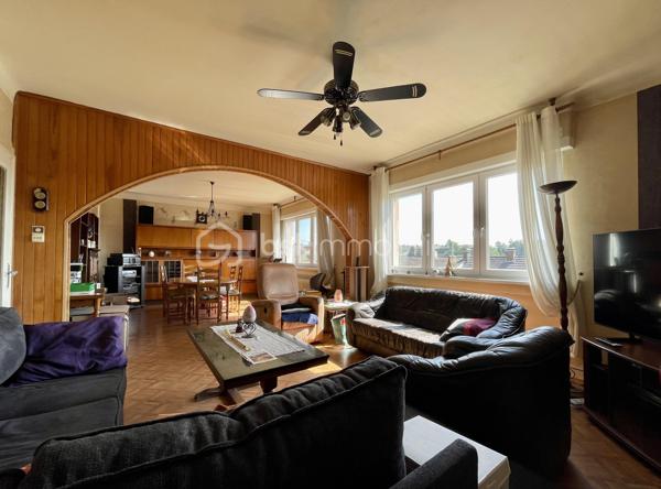À découvrir dans le quartier très apprécié de Welferding à Sarreguemines, cet ensemble immobilier de caractère offre un fort potentiel pour une famille, un investisseur ou un professionnel souhaitant allier habitation et activité.

Édifié sur un terrain de 32 ares, ce bien développe environ 275 m² habitables ainsi que de vastes espaces de stockage et de stationnement.

Des volumes généreux.
Rez-de-chaussée :
• Trois garages pour une superficie totale d’environ 130 m²
• Un garage supplémentaire d’environ 60 m², situé sous la terrasse
Ces espaces sont parfaitement adaptés à une activité artisanale, du stockage, un atelier ou peuvent être repensés dans le cadre d’un projet immobilier.
Premier étage :
• Appartement lumineux d’environ 155 m²
• Belle terrasse de 60 m², idéale pour profiter des beaux jours
Combles aménagés :
• Appartement d’environ 120 m², offrant de nombreuses possibilités d’aménagement.

Caractéristiques
• Chauffage au gaz
• Fosse septique
• Grande terrasse de 60 m²
• Nombreuses places de stationnement grâce aux garages

Un bien aux multiples possibilités
Cette propriété conviendra parfaitement pour :
• une grande résidence familiale,
• un projet de division en plusieurs appartements destinés à la location,
• une activité professionnelle ou artisanale avec bureaux et stockage,
• un investissement patrimonial à fort potentiel.

Travaux à prévoir
Des travaux de rénovation sont à envisager :
• mise aux normes de l’installation électrique,
• amélioration de l’isolation thermique,
• rafraîchissement général des pièces.

Le terrain de 32 ares, principalement en pente, offre un environnement agréable mais reste peu exploitable.

Une opportunité rare sur le secteur. Contactez-moi pour plus de renseignements ou pour organiser une visite