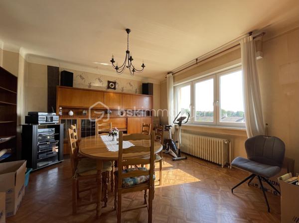 À découvrir dans le quartier très apprécié de Welferding à Sarreguemines, cet ensemble immobilier de caractère offre un fort potentiel pour une famille, un investisseur ou un professionnel souhaitant allier habitation et activité.

Édifié sur un terrain de 32 ares, ce bien développe environ 275 m² habitables ainsi que de vastes espaces de stockage et de stationnement.

Des volumes généreux.
Rez-de-chaussée :
• Trois garages pour une superficie totale d’environ 130 m²
• Un garage supplémentaire d’environ 60 m², situé sous la terrasse
Ces espaces sont parfaitement adaptés à une activité artisanale, du stockage, un atelier ou peuvent être repensés dans le cadre d’un projet immobilier.
Premier étage :
• Appartement lumineux d’environ 155 m²
• Belle terrasse de 60 m², idéale pour profiter des beaux jours
Combles aménagés :
• Appartement d’environ 120 m², offrant de nombreuses possibilités d’aménagement.

Caractéristiques
• Chauffage au gaz
• Fosse septique
• Grande terrasse de 60 m²
• Nombreuses places de stationnement grâce aux garages

Un bien aux multiples possibilités
Cette propriété conviendra parfaitement pour :
• une grande résidence familiale,
• un projet de division en plusieurs appartements destinés à la location,
• une activité professionnelle ou artisanale avec bureaux et stockage,
• un investissement patrimonial à fort potentiel.

Travaux à prévoir
Des travaux de rénovation sont à envisager :
• mise aux normes de l’installation électrique,
• amélioration de l’isolation thermique,
• rafraîchissement général des pièces.

Le terrain de 32 ares, principalement en pente, offre un environnement agréable mais reste peu exploitable.

Une opportunité rare sur le secteur. Contactez-moi pour plus de renseignements ou pour organiser une visite
