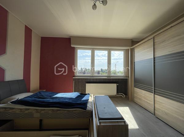 À découvrir dans le quartier très apprécié de Welferding à Sarreguemines, cet ensemble immobilier de caractère offre un fort potentiel pour une famille, un investisseur ou un professionnel souhaitant allier habitation et activité.

Édifié sur un terrain de 32 ares, ce bien développe environ 275 m² habitables ainsi que de vastes espaces de stockage et de stationnement.

Des volumes généreux.
Rez-de-chaussée :
• Trois garages pour une superficie totale d’environ 130 m²
• Un garage supplémentaire d’environ 60 m², situé sous la terrasse
Ces espaces sont parfaitement adaptés à une activité artisanale, du stockage, un atelier ou peuvent être repensés dans le cadre d’un projet immobilier.
Premier étage :
• Appartement lumineux d’environ 155 m²
• Belle terrasse de 60 m², idéale pour profiter des beaux jours
Combles aménagés :
• Appartement d’environ 120 m², offrant de nombreuses possibilités d’aménagement.

Caractéristiques
• Chauffage au gaz
• Fosse septique
• Grande terrasse de 60 m²
• Nombreuses places de stationnement grâce aux garages

Un bien aux multiples possibilités
Cette propriété conviendra parfaitement pour :
• une grande résidence familiale,
• un projet de division en plusieurs appartements destinés à la location,
• une activité professionnelle ou artisanale avec bureaux et stockage,
• un investissement patrimonial à fort potentiel.

Travaux à prévoir
Des travaux de rénovation sont à envisager :
• mise aux normes de l’installation électrique,
• amélioration de l’isolation thermique,
• rafraîchissement général des pièces.

Le terrain de 32 ares, principalement en pente, offre un environnement agréable mais reste peu exploitable.

Une opportunité rare sur le secteur. Contactez-moi pour plus de renseignements ou pour organiser une visite
