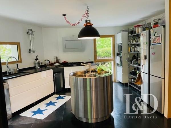  La Celle-Saint-Cloud, grande maison d'architecte bâtie en 1970