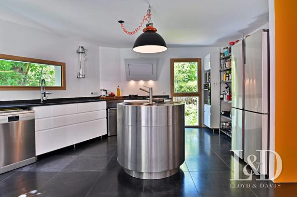  La Celle-Saint-Cloud, grande maison d'architecte bâtie en 1970