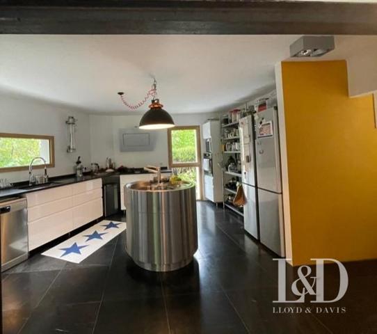  La Celle-Saint-Cloud, grande maison d'architecte bâtie en 1970