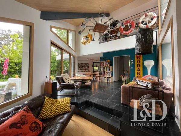  La Celle-Saint-Cloud, grande maison d'architecte bâtie en 1970