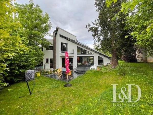  La Celle-Saint-Cloud, grande maison d'architecte bâtie en 1970