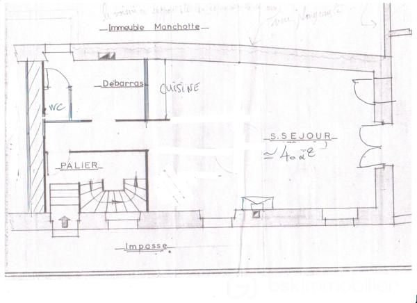 Vends Maison en Plein Cœur du Centre Ville avec Terrasse Couverte & Jardin, Emplacement Idéal, donnant accès directement dans la rue Commerçante Piétonne et de l'autre côté au Parking, d’un des plus Beaux Villages de France : Belvès, une commune touristique du Périgord Noir, avec toutes les commodités à pieds, boulangerie, magasins, restaurants, hôtels, marchés, hôpital, banques, assurances, médecins, pharmacie, etc .... à 5 mn de Siorac du Périgord, 10mn de Monpazier, 15 mn de Saint Cyprien, 20 mn du Bugue et 30mn de Sarlat.

Le Rez de Chaussée comprend : 1 Entrée, 1 Séjour / Cuisine ( nouvelle cuisine en cours de pose ), 1 Atelier / Bureau, 1 Buanderie et 1 Wc.

Le 1er Etage comprend : 3 Chambres dont 1 avec Balcon, 1 Salle de Bains, 1 Wc et 1 Pièce pouvant servir de Dressing / Salle d'Eau. ( arrivée d'eau )

L' Entresol comprend : 1 Grande Réserve avec la chaudière et la cuve à fuel, celle-ci est accessible depuis l'extérieur directement et 2 anciennes Caves Voutées.

Combles non Aménageables en l'état mais avec Fenêtre.

Le plus, 1 Pergola et 1 Agréable Jardin sans Vis à Vis équipé d'un Barbecue, avec Vue Incroyable sur la Vallée, rare en cœur de Ville & 1 Portillon donne accès directement au Parking.

Côté Technique : Menuiseries à simple vitrage, Chauffage central au fuel, Vmc, Cheminée avec Insert Bois, Couverture en bon état, Fosse pour récupération des Eaux de Pluies, Assainissement collectif ( tout à l’égout ).

Prévoir Travaux de Finitions : peintures, sols, .... les gouttières et planches de rives seront refaites.

Prix de vente : 165 000 € F.A.I. ( frais agent à la charge du vendeur )

Date de réalisation du diagnostic : 28/05/2024
Consommation conventionnelle : E - 240 kWh/m2/an
Estimation des émissions : E - 64 kg CO2/m2/an
Estimation des coûts annuels : 2 320 € et 3 180 € / an ( 01/2021 )
Taxe Foncière 2023 = 746 €
Les informations sur les risques auxquels ce bien est exposé sont disponibles sur le site Géorisques : www.georisques.gouv.fr

Mandat simple n° 134 595
Contactez-moi rapidement :
Eric Ravaux - EI - BSK Immobilier
Pays de Belvès et ses environs
P : 06 22 76 35 44
E mail : e.ravaux@bskimmobilier.com
Agent Commercial Indépendant RSAC n° 827 965 799 - Bergerac