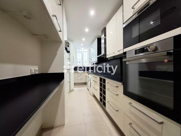 Appartement
         2 pièces
        - 81 m² Bien prestige 967 000 € *