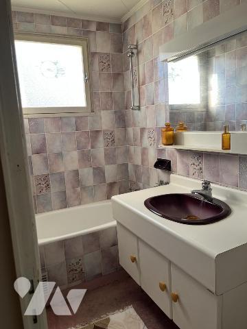 ST-HERBLAIN, Bouvardière. Maison Nantaise de 1967 à rénover sur 359 m² de terrain. Libre à la vente