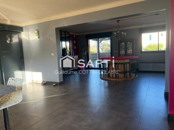 Maison rénovée 242 m²  Terrain 2 254 m²  Piscine