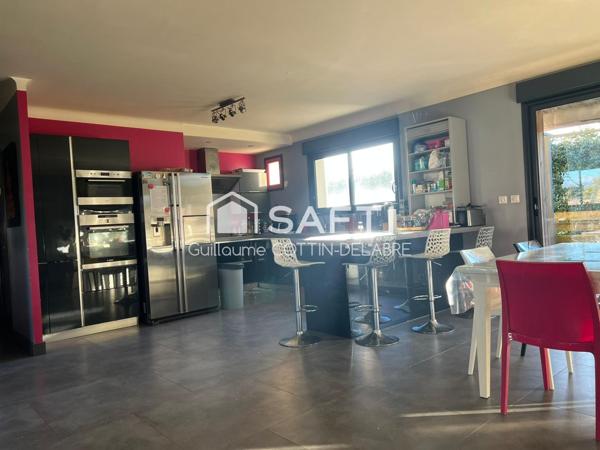 Maison rénovée 242 m²  Terrain 2 254 m²  Piscine