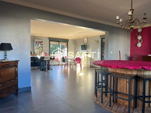 Maison rénovée 242 m²  Terrain 2 254 m²  Piscine