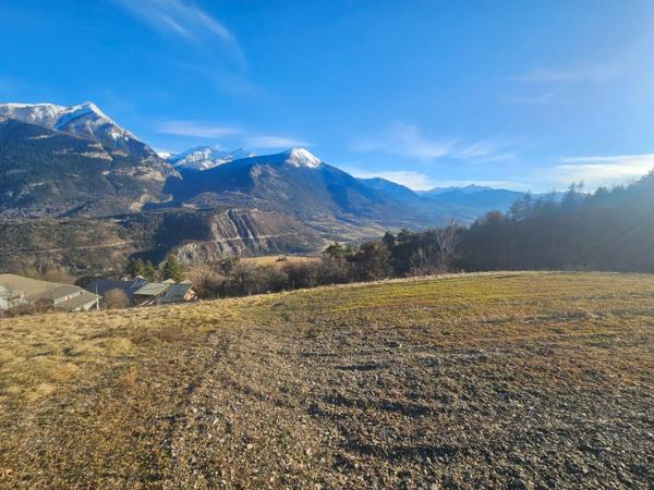 Dpt Hautes Alpes (05), à vendre CHATEAUROUX maison/grange d'environ 250 m2 à rénover entiérement avec grange,garage et un beau terrain de presque 9000 m2