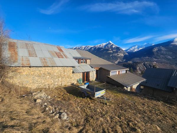 Dpt Hautes Alpes (05), à vendre CHATEAUROUX maison/grange d'environ 250 m2 à rénover entiérement avec grange,garage et un beau terrain de presque 9000 m2