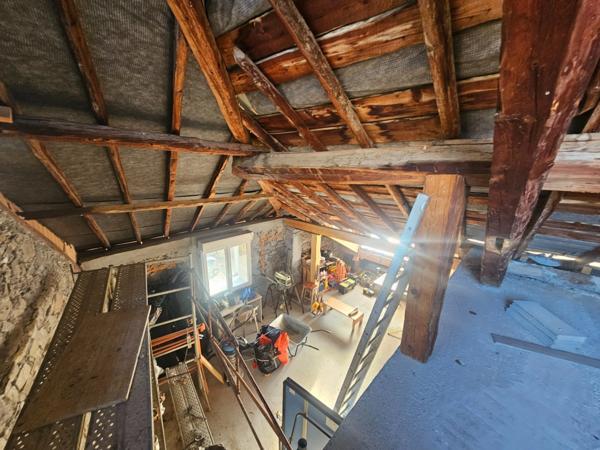 Dpt Hautes Alpes (05), à vendre CHATEAUROUX maison/grange d'environ 250 m2 à rénover entiérement avec grange,garage et un beau terrain de presque 9000 m2