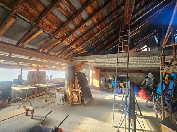 Dpt Hautes Alpes (05), à vendre CHATEAUROUX maison/grange d'environ 250 m2 à rénover entiérement avec grange,garage et un beau terrain de presque 9000 m2