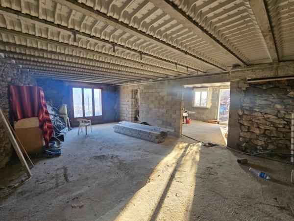 Dpt Hautes Alpes (05), à vendre CHATEAUROUX maison/grange d'environ 250 m2 à rénover entiérement avec grange,garage et un beau terrain de presque 9000 m2