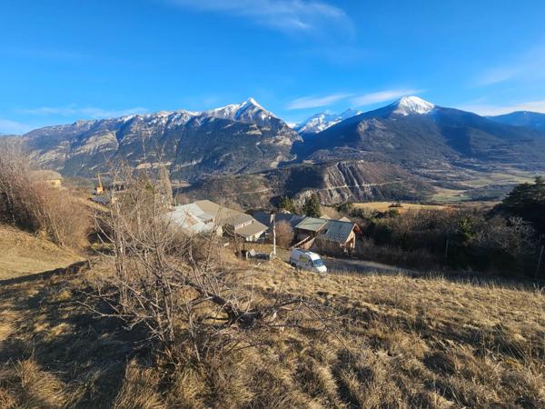 Dpt Hautes Alpes (05), à vendre CHATEAUROUX maison/grange d'environ 250 m2 à rénover entiérement avec grange,garage et un beau terrain de presque 9000 m2