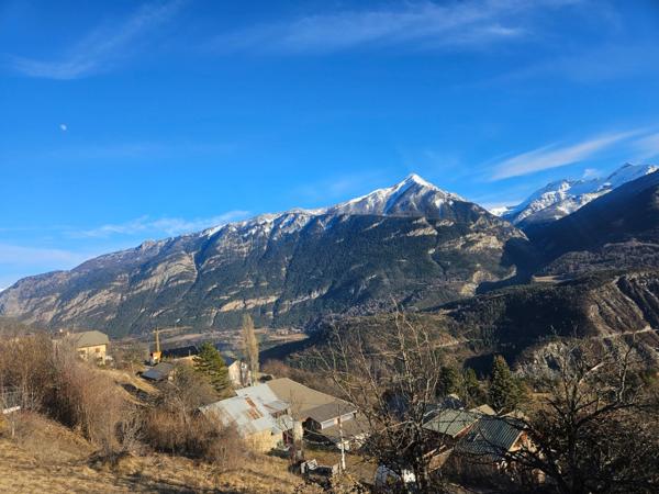 Dpt Hautes Alpes (05), à vendre CHATEAUROUX maison/grange d'environ 250 m2 à rénover entiérement avec grange,garage et un beau terrain de presque 9000 m2