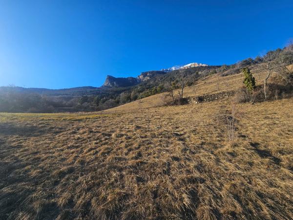 Dpt Hautes Alpes (05), à vendre CHATEAUROUX maison/grange d'environ 250 m2 à rénover entiérement avec grange,garage et un beau terrain de presque 9000 m2