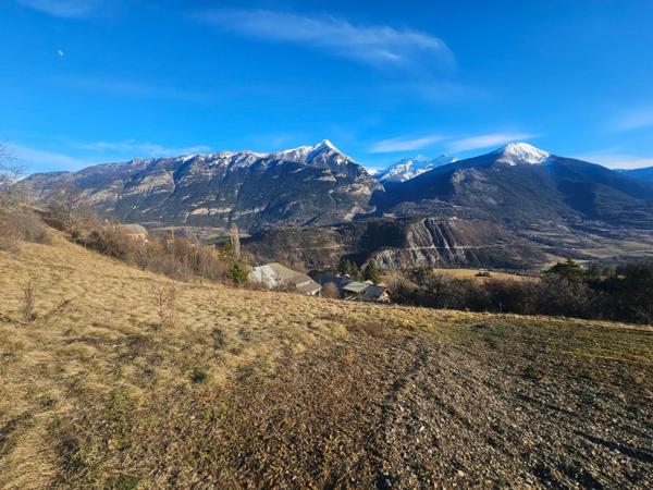 Dpt Hautes Alpes (05), à vendre CHATEAUROUX maison/grange d'environ 250 m2 à rénover entiérement avec grange,garage et un beau terrain de presque 9000 m2